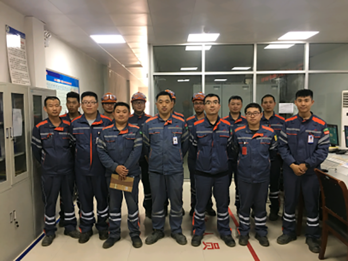 師徒攜手昂首並進